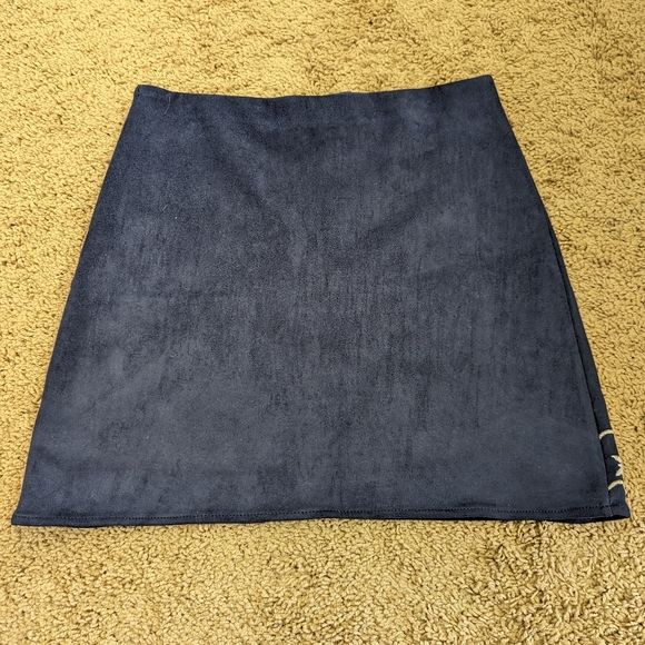 Mi AMI Velvet skirt with embroidered flowers - Picture 2 of 3